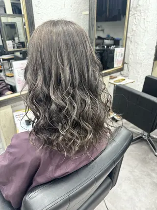 セミロング カットカラー🩷 五島桜樫のヘアスタイル