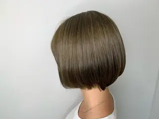 ショート カラー 小森 衣純のヘアスタイル