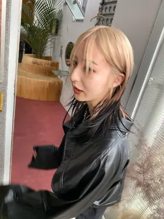 セミロング qiie リタッチ 黒染め　ワンカラーのヘアスタイル