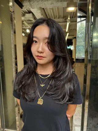 ロング カラー 🌟小顔レイヤー× 赤み消し透明感カラーのヘアスタイル