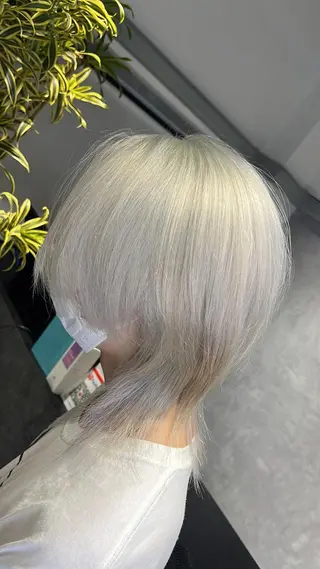 ショート カラー mimiiy梅田 中崎町ハイトーンのヘアスタイル