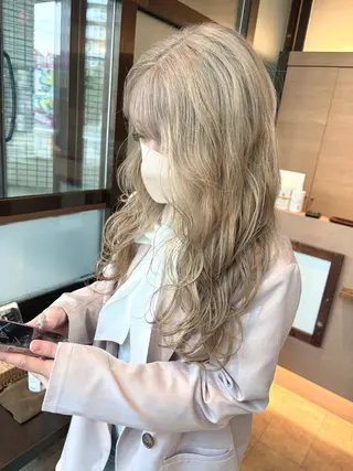 ロング 綾乃／デザインカラー ／ハイトーン／ボブのヘアスタイル