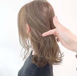 ミディアム カラー レイヤーカット 透明感カラーのヘアスタイル