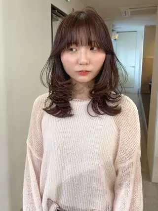 ミディアム カラー mizuki/ピンク ベージュ.レイヤーのヘアスタイル