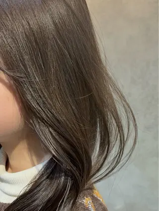 セミロング 赤みオフの透明感職人 /ケア重視の美髪施術のヘアスタイル