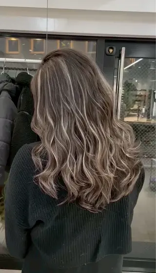 ロング カラー 表参道/ハイライト バレイヤージュのヘアスタイル