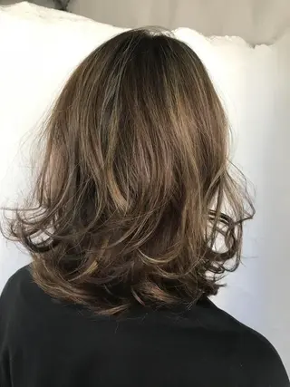 ミディアム カラー 伊藤 優希のヘアスタイル