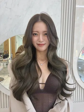 ロング oto🎀×美髪× シースルー前髪🤍のヘアスタイル