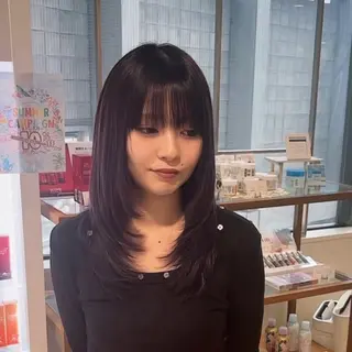 ミディアム CONAN｜レイヤー ボブ／ハイトーンのヘアスタイル