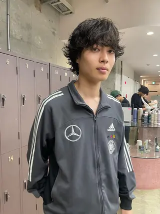 ショート パーマ メンズ 愛加パーマ・レイヤー ・ピンクカラーのヘアスタイル