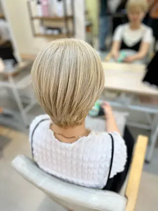 ショート カラー Lamp 柏 山口 か乃 ブリーチカラーのヘアスタイル