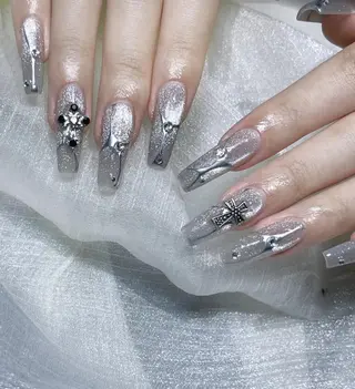 ネイル RAFFINE 月🦋🩵のネイルデザイン