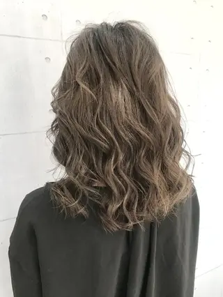 ミディアム カラー 高木 麻知子のヘアスタイル