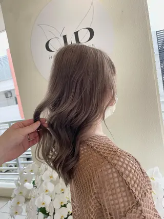 セミロング andKおもろまち店 艶ダブルカラー✨のヘアスタイル