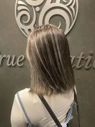 ミディアム ハイトーン ／ レイヤー/吉田陸斗のヘアスタイル