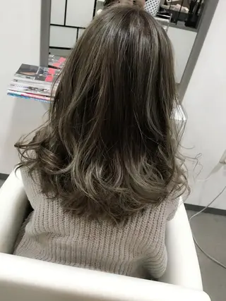 セミロング カラー 吉本 yoshimotoのヘアスタイル