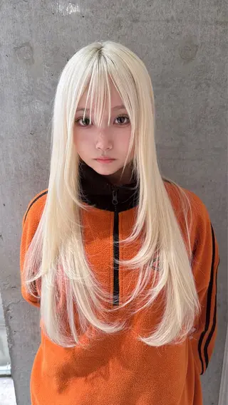 ロング 名古屋ムラ修正 ハイトーンのヘアスタイル