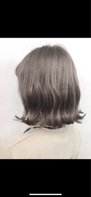 カラー ミルクティーカラー イイサカシュンスケのヘアスタイル