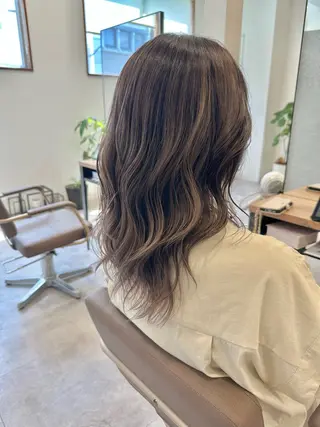 セミロング カラー 白髪ぼかしハイライト レイヤー川口　元気のヘアスタイル