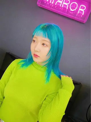 カラー メンズ JuNブリーチに 縮毛矯正するプロのヘアスタイル