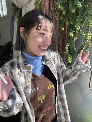 ショート カラー 響　インナーカラー イヤリングカラーのヘアスタイル