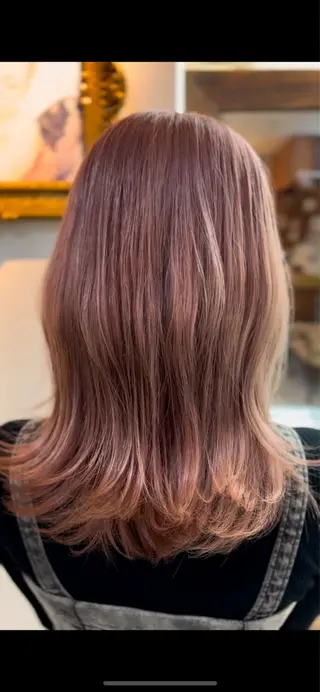 ミディアム 飯星慧斗 /ブリーチ、縮毛矯正のヘアスタイル