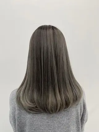 カラー セミロング Flora by siestaのヘアスタイル