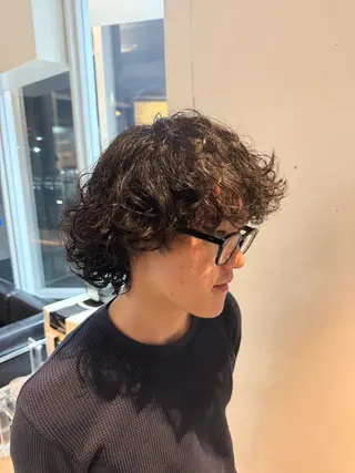 ショート パーマ メンズ 磯崎 新のヘアスタイル