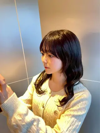 ミディアム 顔周り小顔レイヤー ×ブリーチなしカラーのヘアスタイル