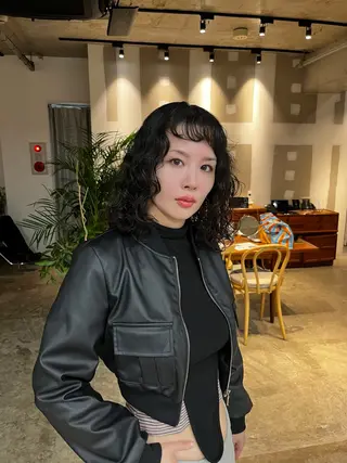 ミディアム ウルフとデザイン カラーの神のヘアスタイル