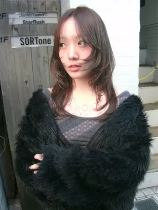 ミディアム カラー MIU/ルーツカラー 顔まわりレイヤーのヘアスタイル