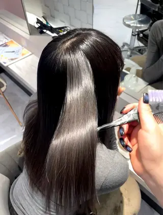 ミディアム GEM YURI ハイトーンカラーのヘアスタイル