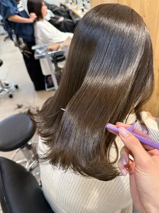 ミディアム カラー ミルクティー× グレージュMOMOのヘアスタイル