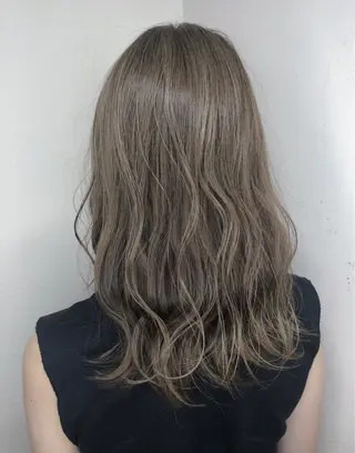 セミロング カラー 山神 あんじのヘアスタイル