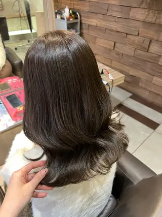 ミディアム カラー 西村 美羽のヘアスタイル