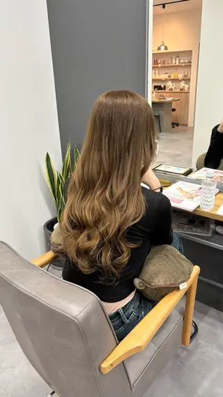 ロング カラー ルプラボウ  藤原 千紗のヘアスタイル