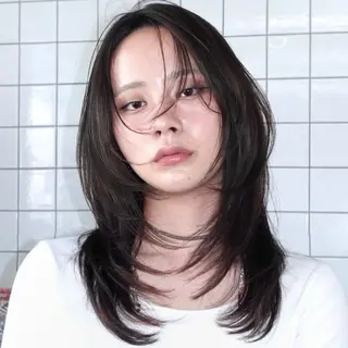 ミディアム カラー レイヤーカット ハッシュカットのヘアスタイル