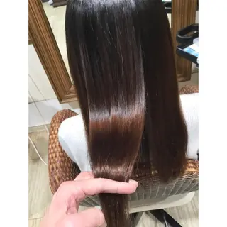 セミロング パーマ KIZU 髪質改善 怪談を語る美容師のヘアスタイル