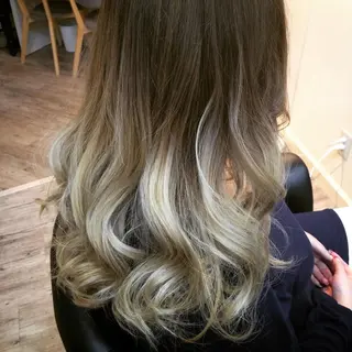 セミロング ロング カラー 鶴見 和美のヘアスタイル