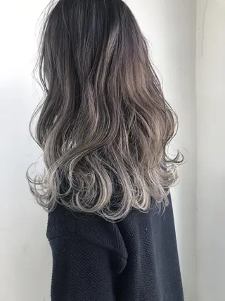 ロング Tee’s ケアブリ ーチ　ハイライトのヘアスタイル