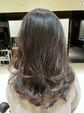 セミロング Qmee所属・Shun 透明感カラ ー/似合わせカットのヘアスタイル