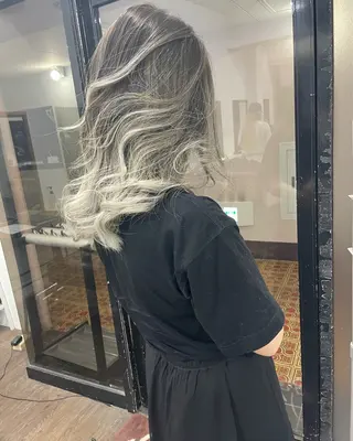 ミディアム カラー ヒカ/外国人風 デザインカラーのヘアスタイル