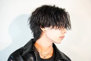 ミディアム パーマ メンズ メンズフェザー毛流れ パーマASHU渋谷のヘアスタイル