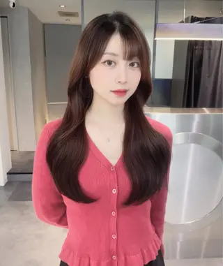ロング Qin原宿店所属・葵 韓国オタク美容師 レイヤーカットのヘアスタイル