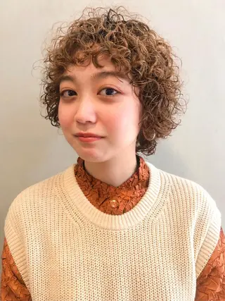 ミディアム パーマ Loom.所属・村上雅人 ナチュラルモードのヘアスタイル