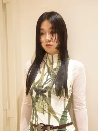 セミロング アカツ ミナのヘアスタイル