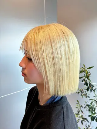 ミディアム ブリーチなしカラー/ 顔周りレイヤーのヘアスタイル