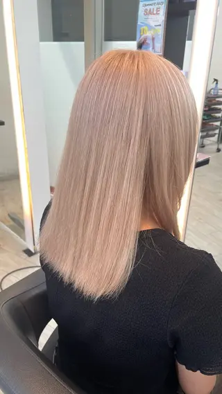 ミディアム カラー ブリーチ/髪質改善/ ハイトーン/暖色のヘアスタイル