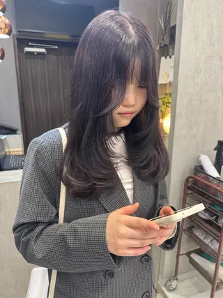 カラー 赤みなしオリーブ ハイトーン×レイヤーのヘアスタイル