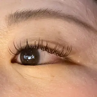 マツエク・マツパ アイサロンTOP BROW天王寺あべの店所属・TOPBROW マユリのマツエク・マツパデザイン